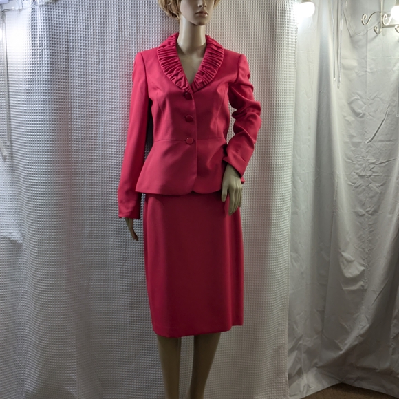 Le Suit Vibrant Red Skirt Suit. 6 - Picture 1 of 12